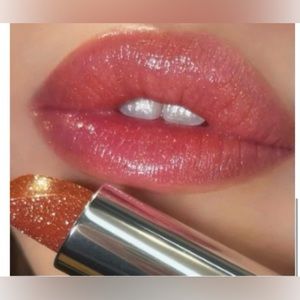 MAC FIZZY FEELS LIP BALM
Shade: Taste for bubbles
Limited edition